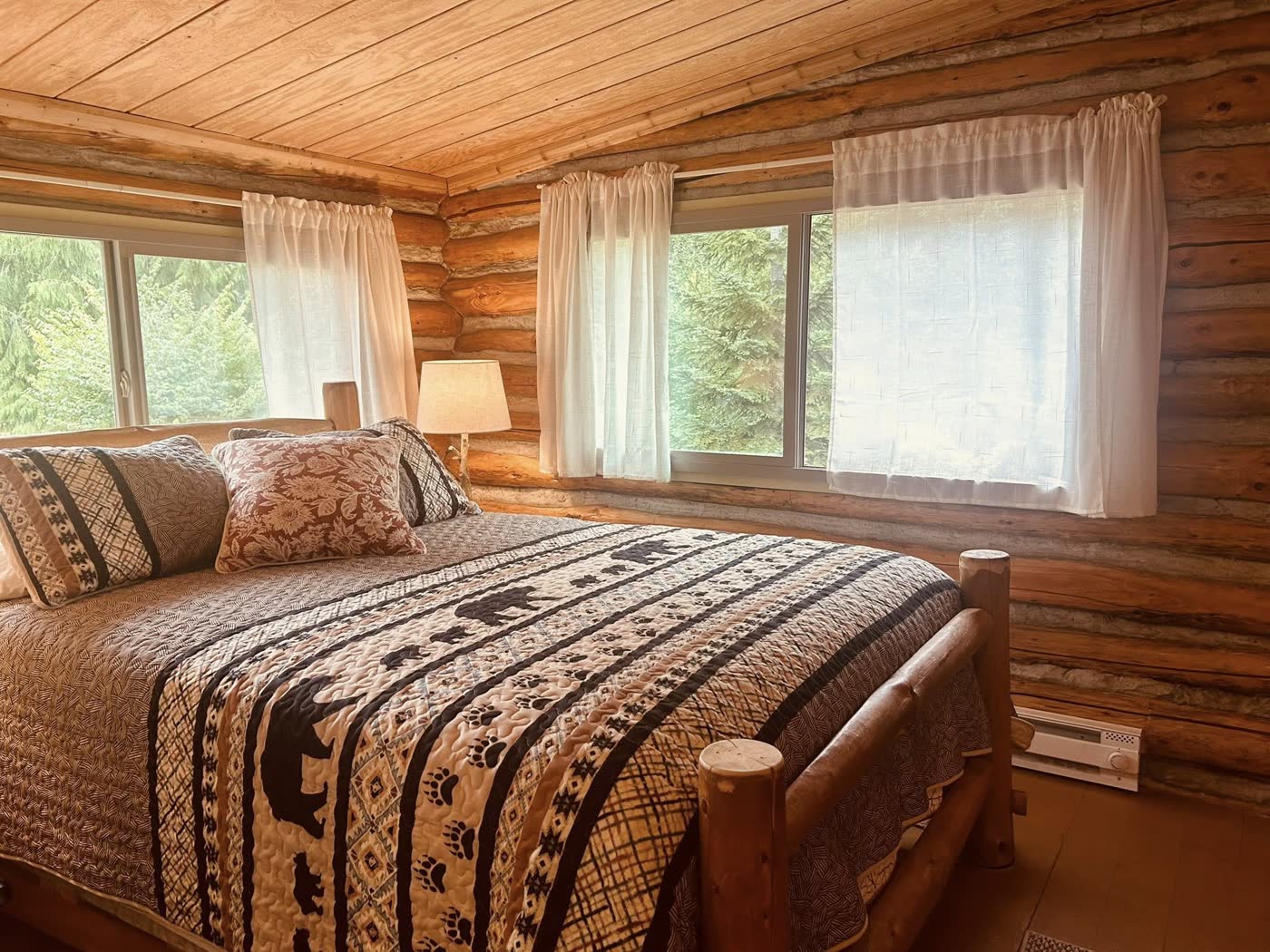 Bedroom with a log bed